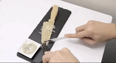 这张gif截自一段画风清奇的视频,如果你有wifi的话,不妨花上 14分钟