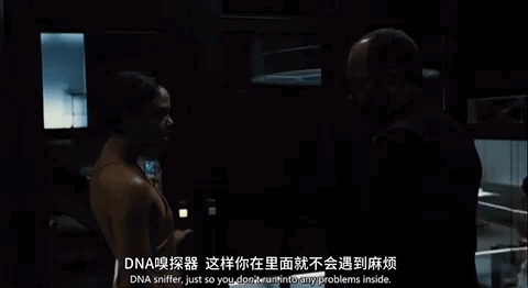 拿烟的手微微颤抖