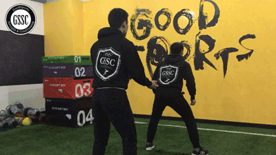 这个训练难度可以无限增加,随着训练者能力的提升,逐渐提高扔球的力度