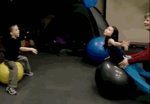 用大被单套在大人身上,大人在里面手舞足蹈地装鬼,然后换孩子