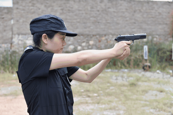 上海男子杀人后劫持人质警方果断开枪击毙用的什么枪