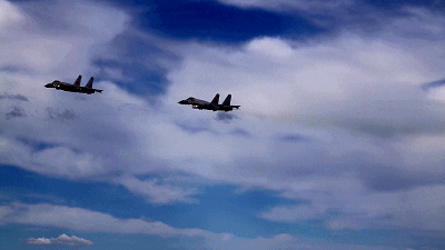    ����ս���뿪�ܵ�����ɲ���1���ӣ�Ԭΰ��ս��ͻȻ������Ⱥײ����