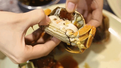 靓靓蒸虾今年首次上了螃蟹,我们听闻后马上杀了过去,味道嘛