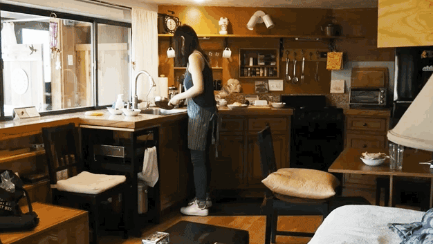 过去的六百天，这个年轻姑娘每天都住在别人家里