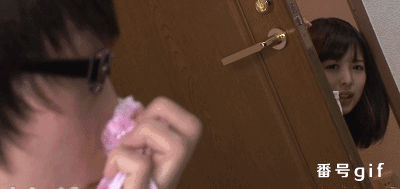 霸占老总办公室  公司新来的女同事,规定要穿职业装,可你也不用这样吧