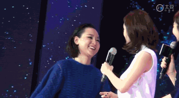 两人出席节目互怼的样子真的很和谐哎~当时跟她搭戏的是胡歌和张柏芝