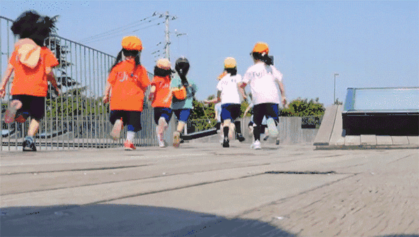 和小朋友们蹦蹦跳跳