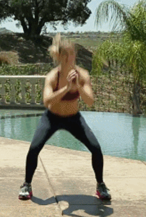 手握哑铃左右转体 俯身快速登山 俯卧撑跳起出拳 想要好身材的话 每天