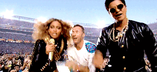 2002年,u2 而《比利林恩的中场战事》中那段中场秀表演的场景,是基于