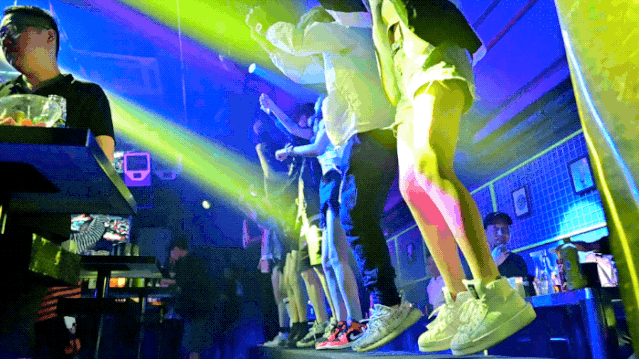 咬着奶嘴蹦迪,还要踩沙发!这家