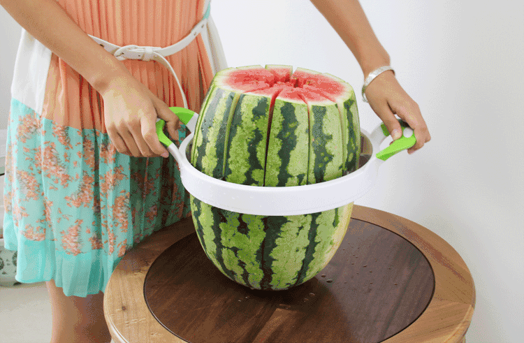 直接把冰过的西瓜切成两半爽快啃着吃