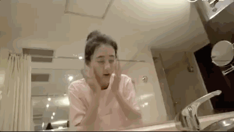 前段时间在女明星中特别流行一种直播方式,卸妆素颜or素颜化妆,比如