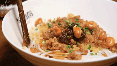 但这碗米粉另有玄机,只要动筷子拌一拌,藏在底下的卤水才裹到米粉上