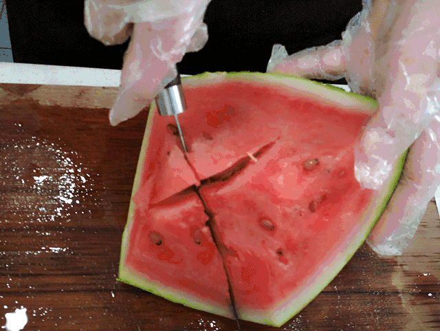 ↓↓↓↓店员在切西瓜↓↓↓↓