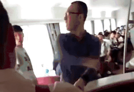 一名男性乘客突然冲向餐车吧台,向乘务员发起火来,原来他是因为抢占