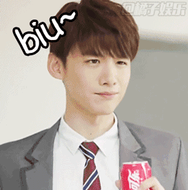 令造型,既欺文又型格 关键词:天然呆 baijingting 配搭细框眼睛,充满