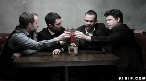 的酒 酒到深处的真情流露 总是让人倍感珍惜~ 这个春节,约上你的老友