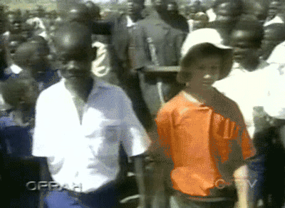 两个小伙伴紧紧地牵着手,jimmy说要带他去看他的井,这口拯救了全村人