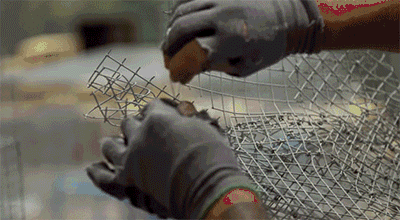 一堆谁都瞧不上的废弃铁丝,他用来