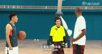 科比竟然也知道雨神的段子 见到萧敬腾自备一把伞 说,