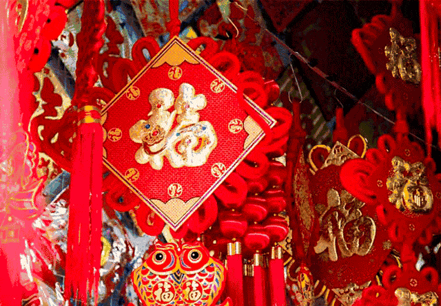 踩着梯子跟家人一起贴春联,是孩童时期除了收压岁钱外最开心的事情.