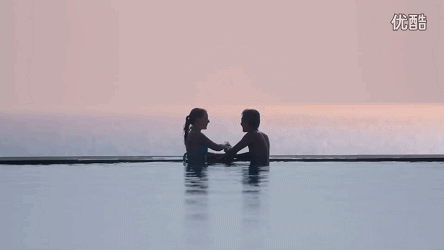 或者依偎在爱人的怀中,靠在泳池岸边看仙湖夕阳.