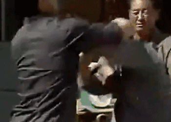 男人之间总会为了点鸡毛蒜皮的事大打出手