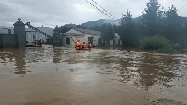池州暴雨引发山洪4名群众被洪水围困在厂房中