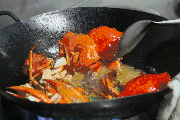 所以出来的螃蟹相当入味 轻微的麻辣,透着蟹子的鲜香 好吃到根本停不