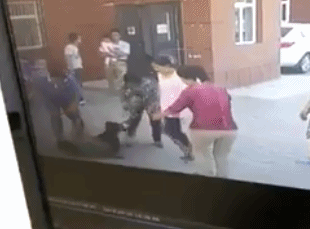 接着对老人拳打脚踢