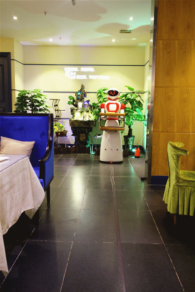 乌鲁木齐顶级科技餐厅深藏巷里小编忍不住要曝光机器人科幻世界海洋
