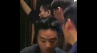 万景娱乐平台,张艺兴谦逊鞠躬,李易峰绅士提