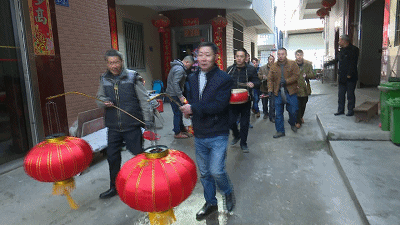 上午十点半左右,十多位村民自发组成锣鼓队,一路敲锣打鼓,热热闹闹地