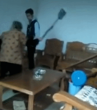 韶关疯传的视频发生在乐昌!初三男孩伸手要钱,掀翻桌子,踢开奶奶