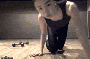 一起来看看她的健身routine,跪姿俯卧撑非常适合妹子们跟着做哦!