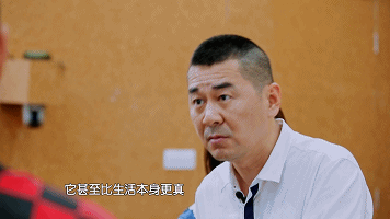 陈建斌以过来人的经验告诉这些后辈:" 要想人前显贵,必得背后受罪".