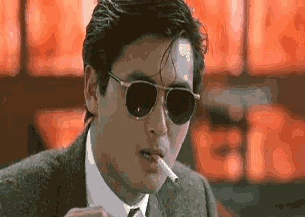 小妹写文章聊微信经常会用到一个表情包,是电影中的发哥钞票点烟