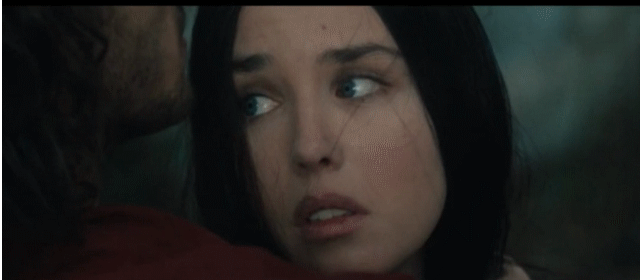 2018年metgala红毯上,莉莉·柯林斯凭借流泪的黑圣母造型美到炸红毯