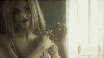 坏女孩会把自己的本真生活,以前都保密,满足你所有的神秘幻想,同时也