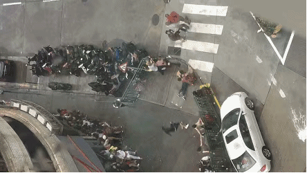 2,户外行走遇台风暴雨,寻找高大建筑躲避,注意躲避高空坠物.
