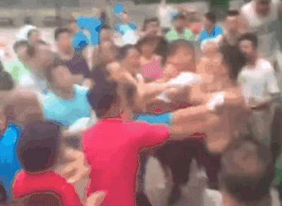 广场舞又闹事端,小伙大妈为抢场地互殴,这事你咋看?