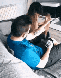 搞笑段子隔壁合租的是个娇小美女有天小美女敲开我的门
