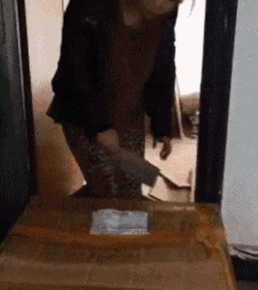 正常人谁用菜刀开快递啊,大妈你肯定知道里面是我大哥2,舍友痔疮