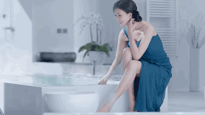 女明星就不一样了,就像米兰达·可儿,每天都会坚持用玫瑰果油