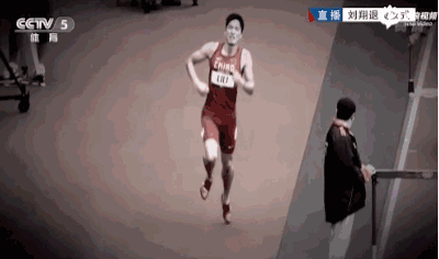 他还是站了起来 用一条腿跳完了全程 当时,《人民日报》是这样报道