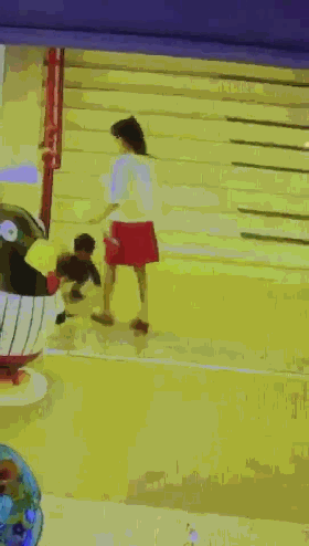 【茂名一女子猛踢小孩惹众怒,网传悬赏10万找她,不要钱我也想帮!】