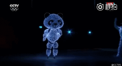 在节目中,24块冰屏与24名轮滑演员高度配合,借助高科技实现影像的变化