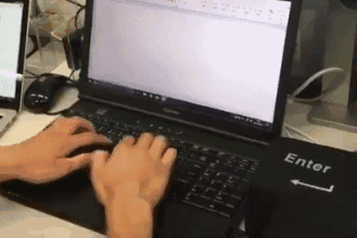 回车键,一个放大版的回车,既减压又高效,看到办公小哥哥敲键盘的模样