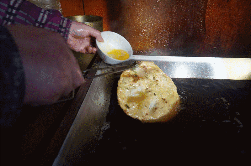 再打上一个大饼敷在金黄的鸡蛋上……价格:鸡子白鹿4元,菜谱1.油条大饼黑松图片