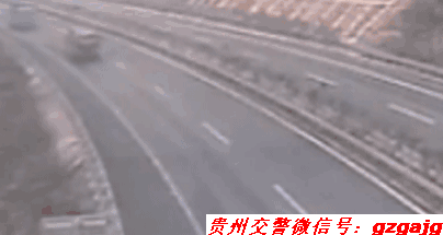 在路面积水较深,车速过快时,轮胎与路面的水来不及排出,导致轮胎与